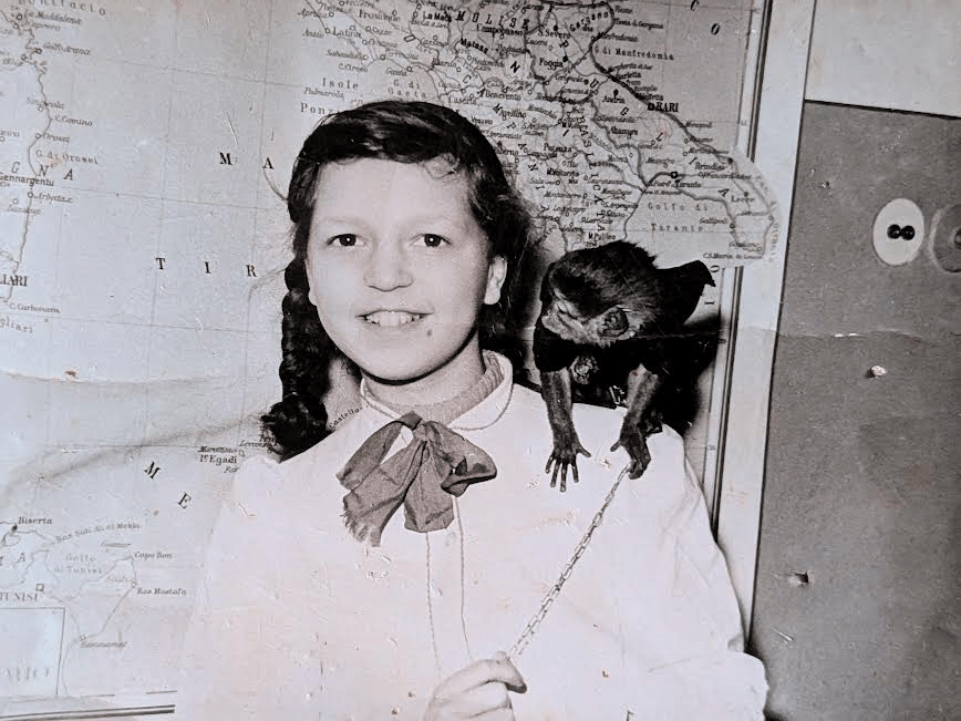 Nella con la scimmietta
